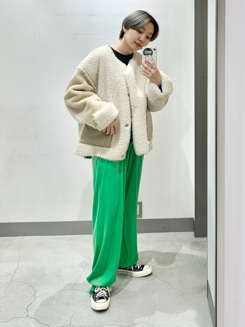 「KBF、kbf_ootd、カジュアルコーデ、スニーカーコーデ、冬アウター、ジャケット、リバーシブル、ムートンコート、ボアジャケット、ショートアウター、カラーパンツ、ベロア、スウェット、古着MIX」｜「KBFのフェイクムートンパッチワークジャケット（その他アウター、イエロー系）」を使った、kanoさん（レディース・157cm）の秋コーディネートの2枚目の写真
