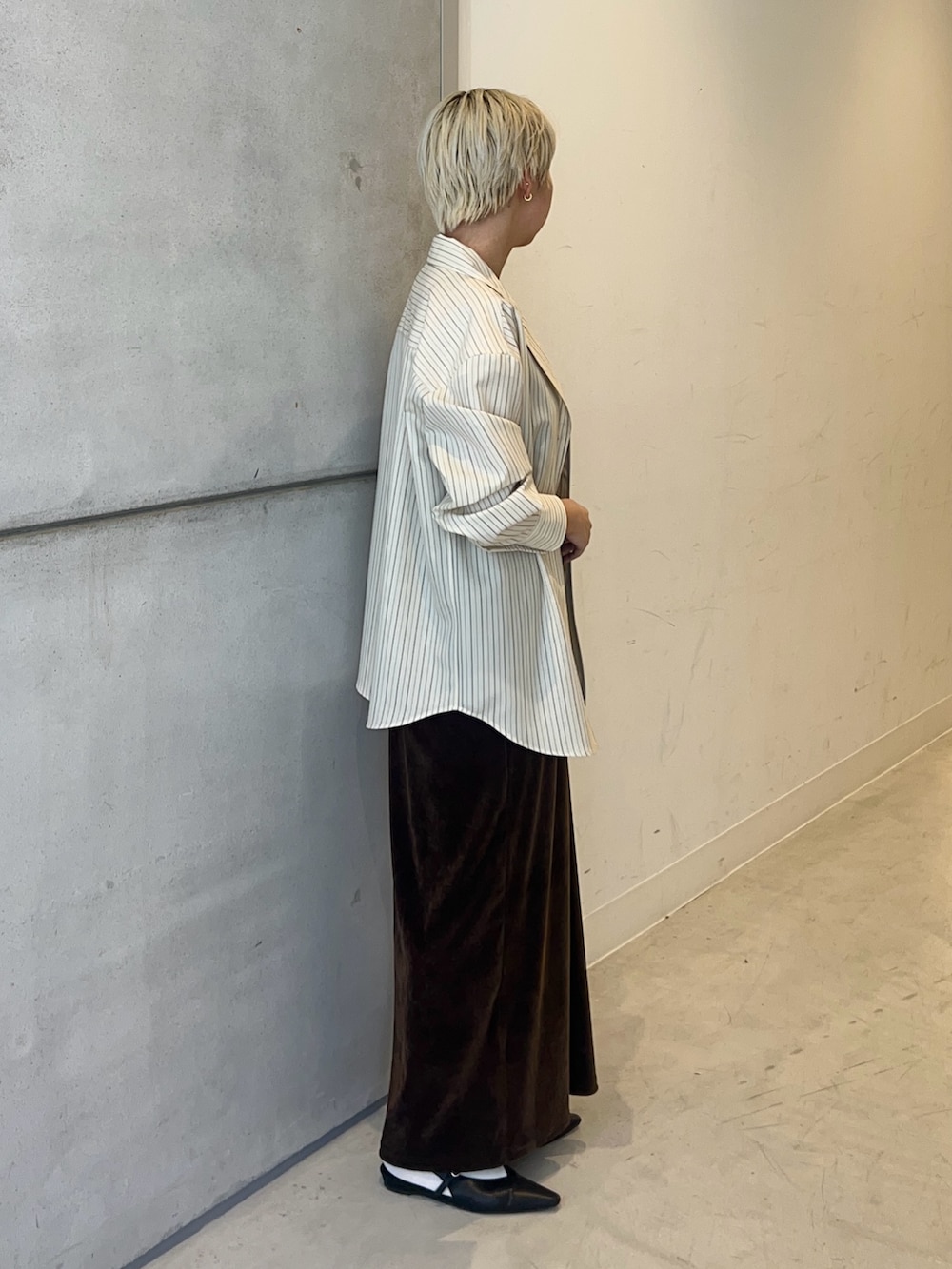 その他のシャツ/ブラウス、ブラウン系のワンピース、ホワイト系のネックレスを着用したレディースの冬コーディネートの3枚目の写真