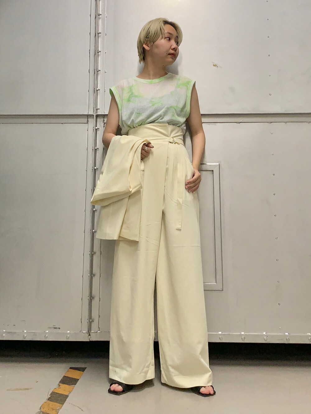 「KBF、kbf_ootd、カジュアルコーデ、大人カジュアル、きれいめカジュアル、セットアップ、セットアップスタイル、ベスト、ジレ、ラップパンツ、タイダイ柄、ノースリーブ」｜「KBFのラウンドノーカラージレ（ベスト、ホワイト系）」を使った、kanoさん（レディース・157cm）の夏コーディネートの2枚目の写真