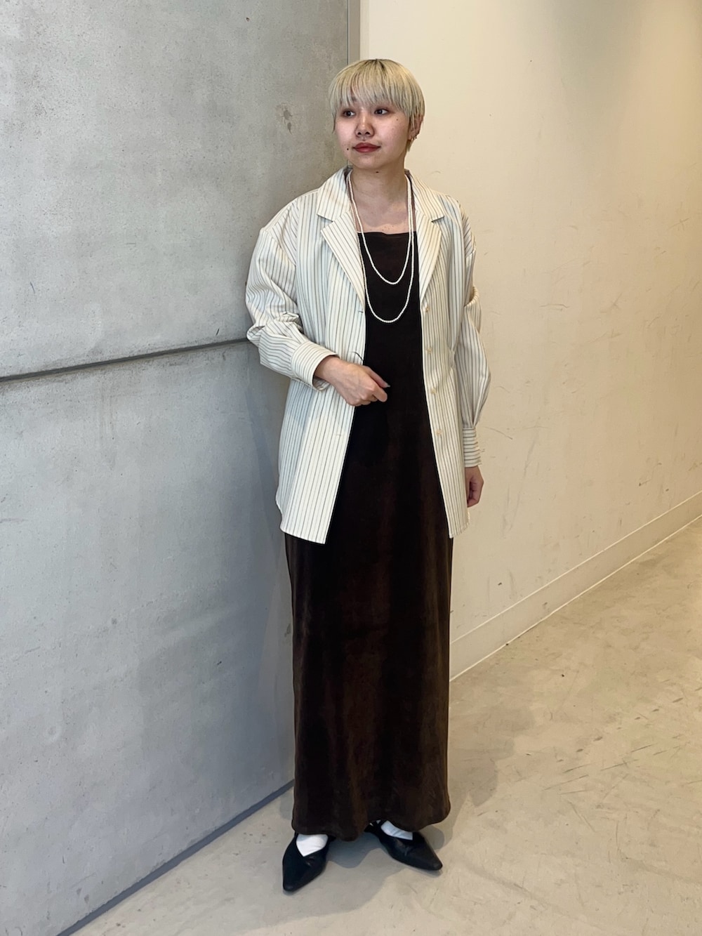 その他のシャツ/ブラウス、ブラウン系のワンピース、ホワイト系のネックレスを着用したレディースの冬コーディネートの2枚目の写真