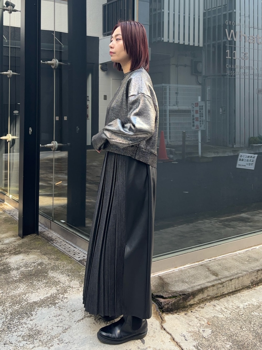 シルバー系のニット/セーター、ブラック系のスカートを着用したレディースの冬コーディネートの2枚目の写真