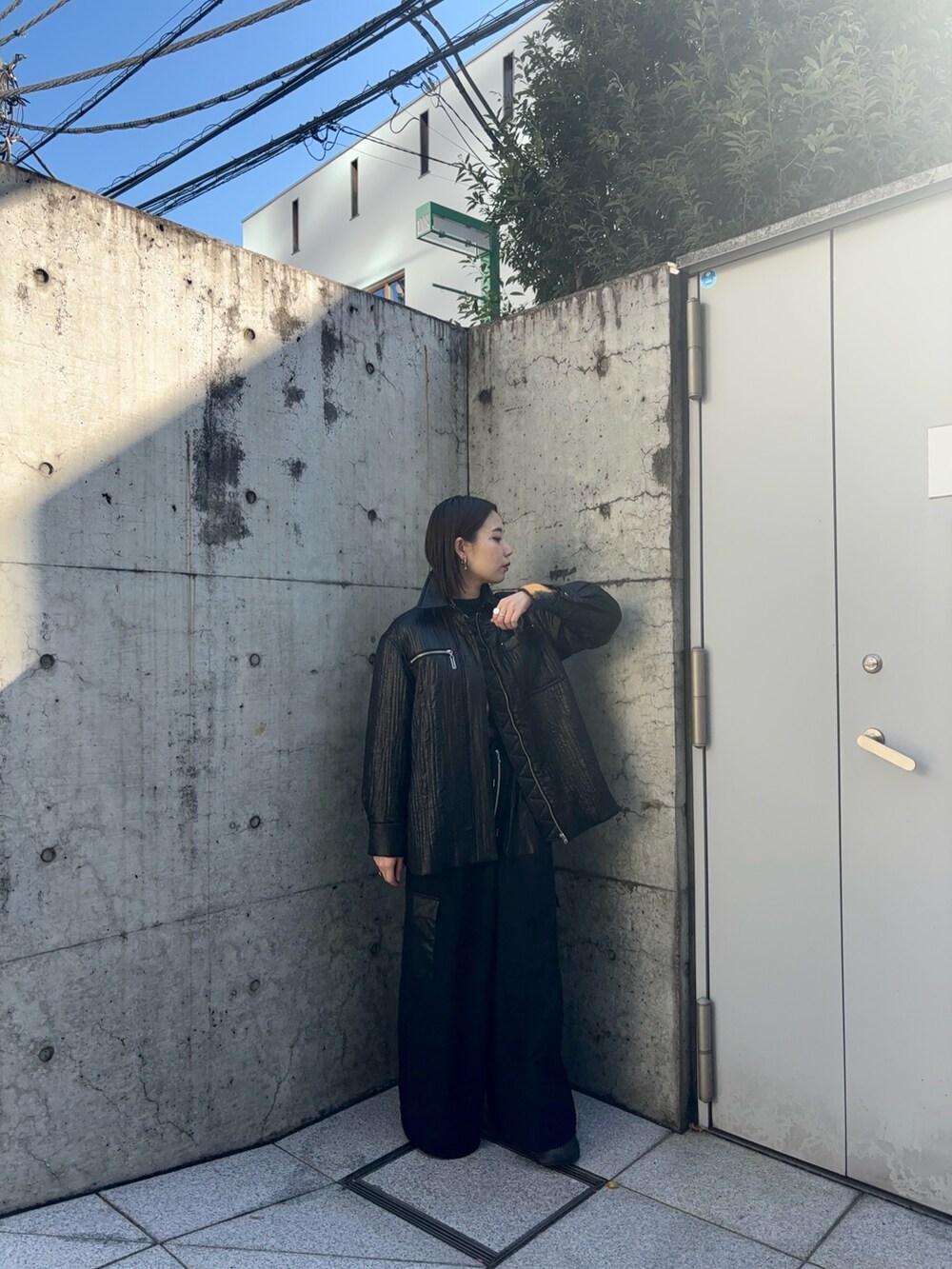 ブラック系のブルゾン、ブラック系のその他パンツを着用したレディースの秋コーディネートの2枚目の写真