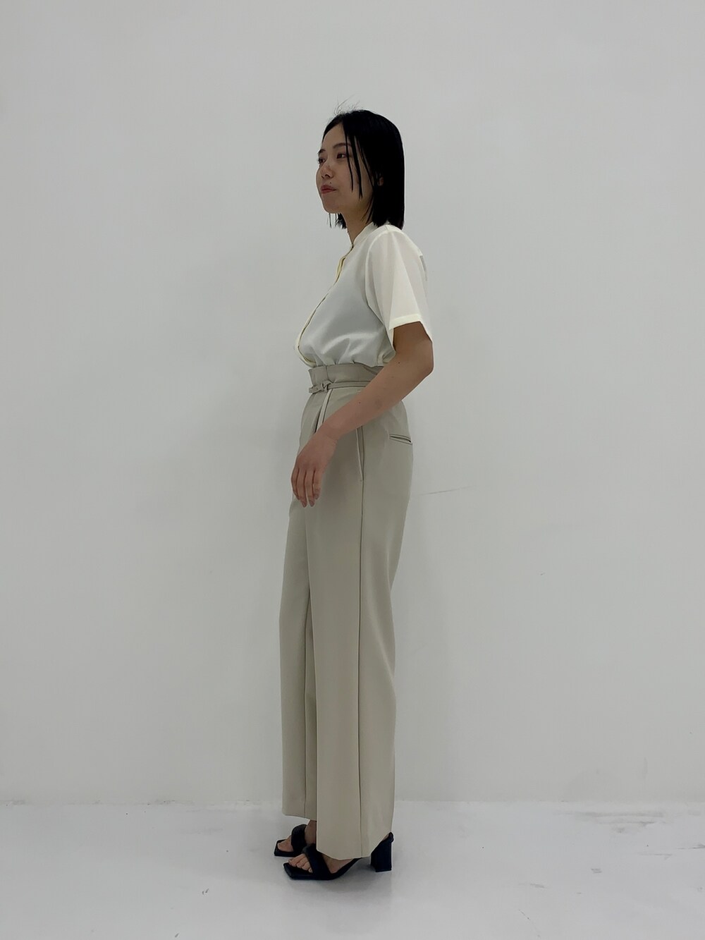 ホワイト系のシャツ/ブラウス、ホワイト系のその他パンツ、ブラック系のその他シューズを着用したレディースの春コーディネートの2枚目の写真