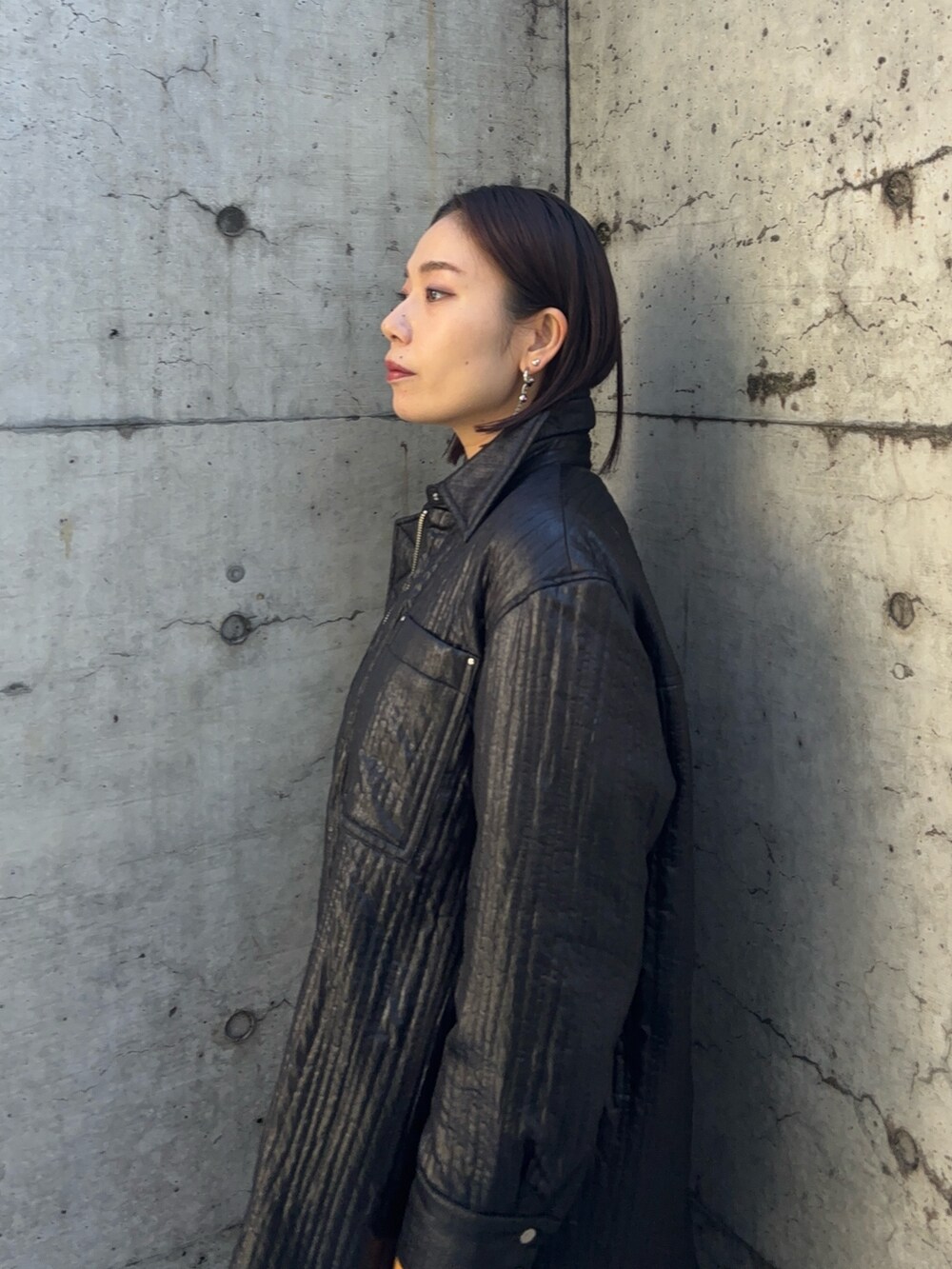 ブラック系のブルゾン、ブラック系のその他パンツを着用したレディースの秋コーディネートの5枚目の写真