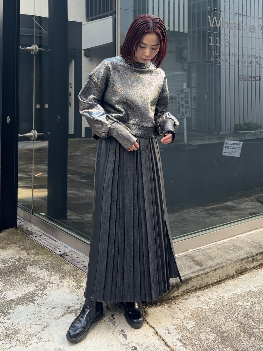 シルバー系のニット/セーター、ブラック系のスカートを着用したレディースの冬コーディネートの3枚目の写真