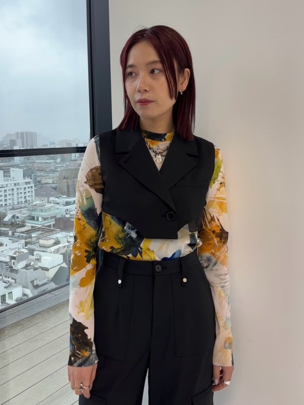 ブラック系のジャンパースカート、ブラック系のカーゴパンツ、イエロー系のTシャツ/カットソーを着用したレディースの冬コーディネートの5枚目の写真