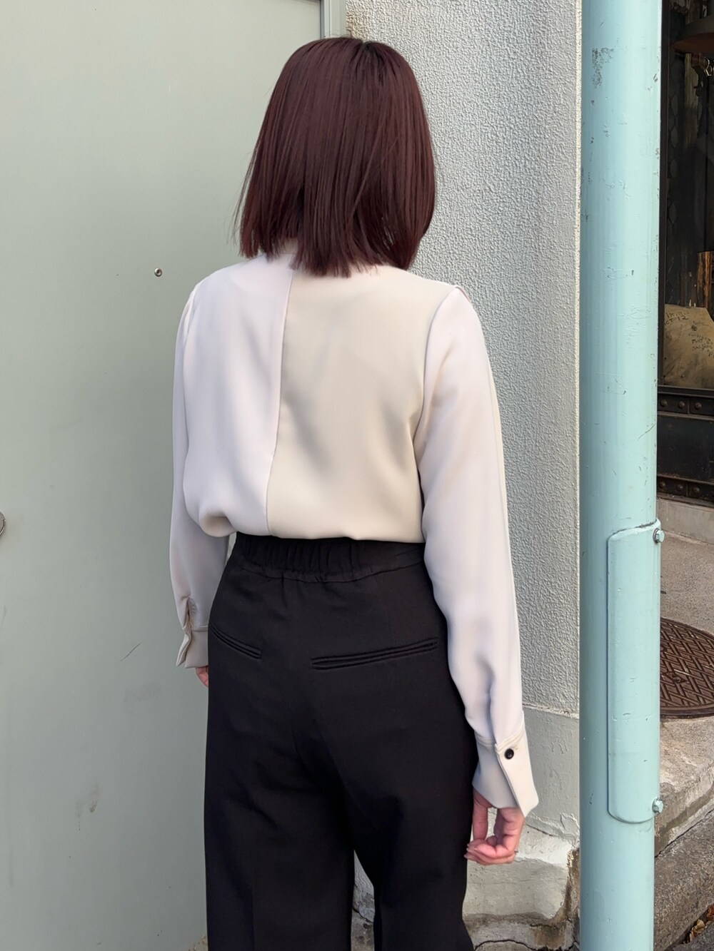 ベージュ系のシャツ/ブラウス、ブラック系のその他パンツを着用したレディースの冬コーディネートの6枚目の写真