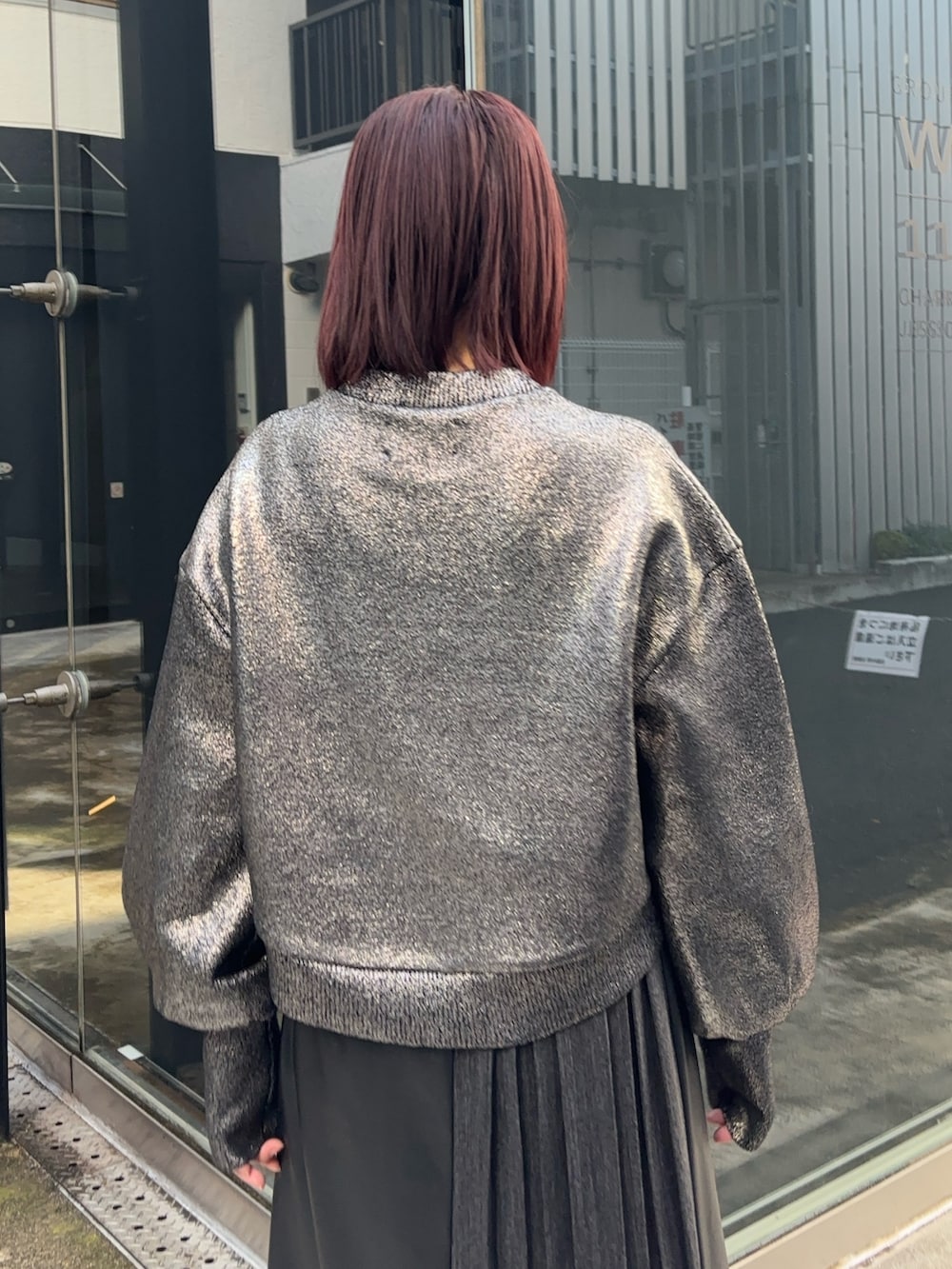 シルバー系のニット/セーター、ブラック系のスカートを着用したレディースの冬コーディネートの6枚目の写真