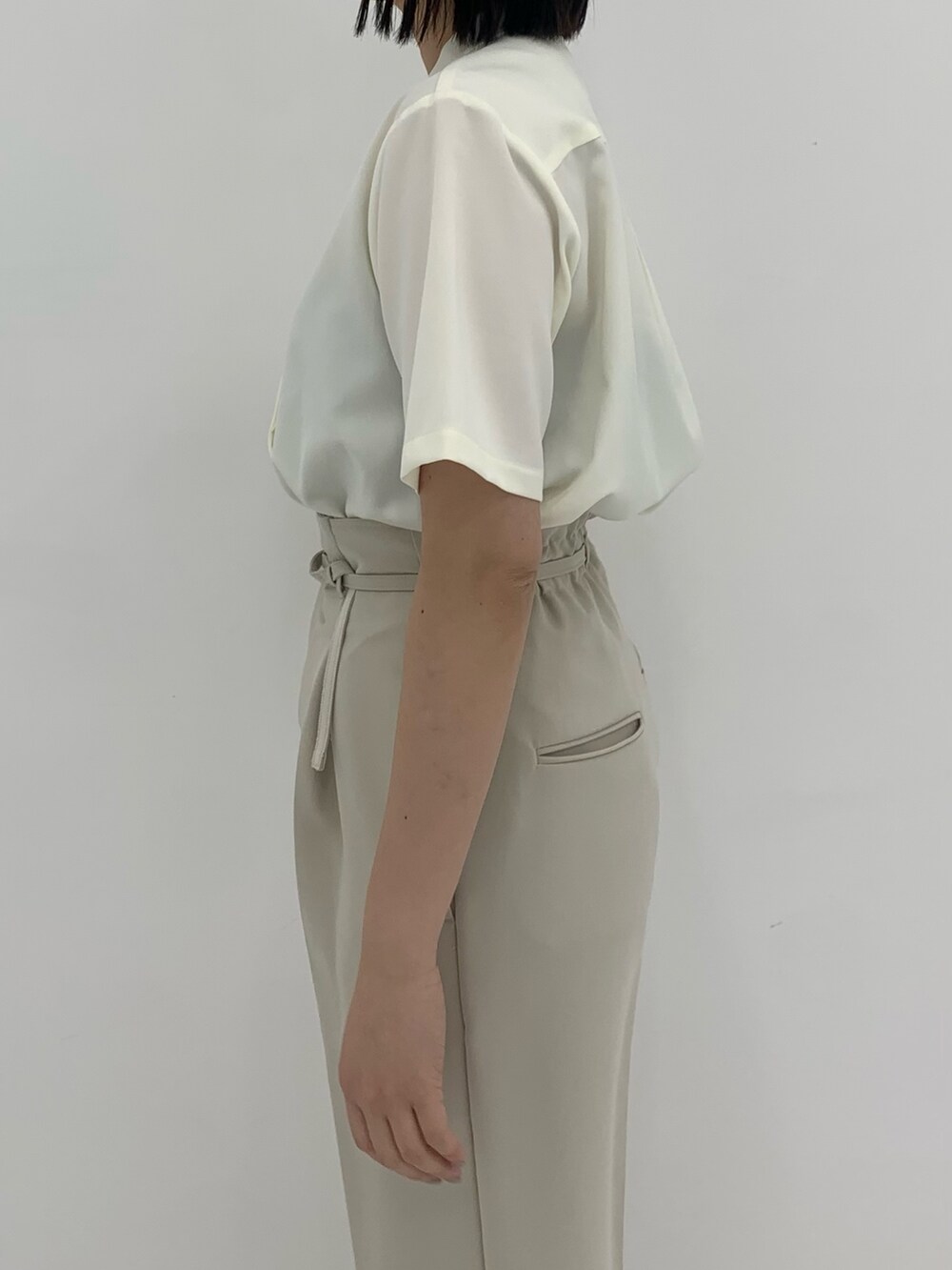 ホワイト系のシャツ/ブラウス、ホワイト系のその他パンツ、ブラック系のその他シューズを着用したレディースの春コーディネートの5枚目の写真