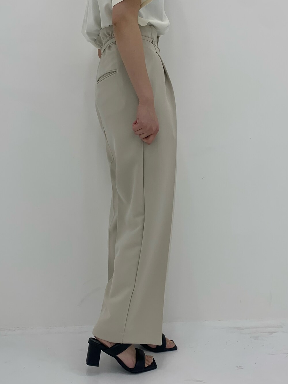 ホワイト系のシャツ/ブラウス、ホワイト系のその他パンツ、ブラック系のその他シューズを着用したレディースの春コーディネートの8枚目の写真