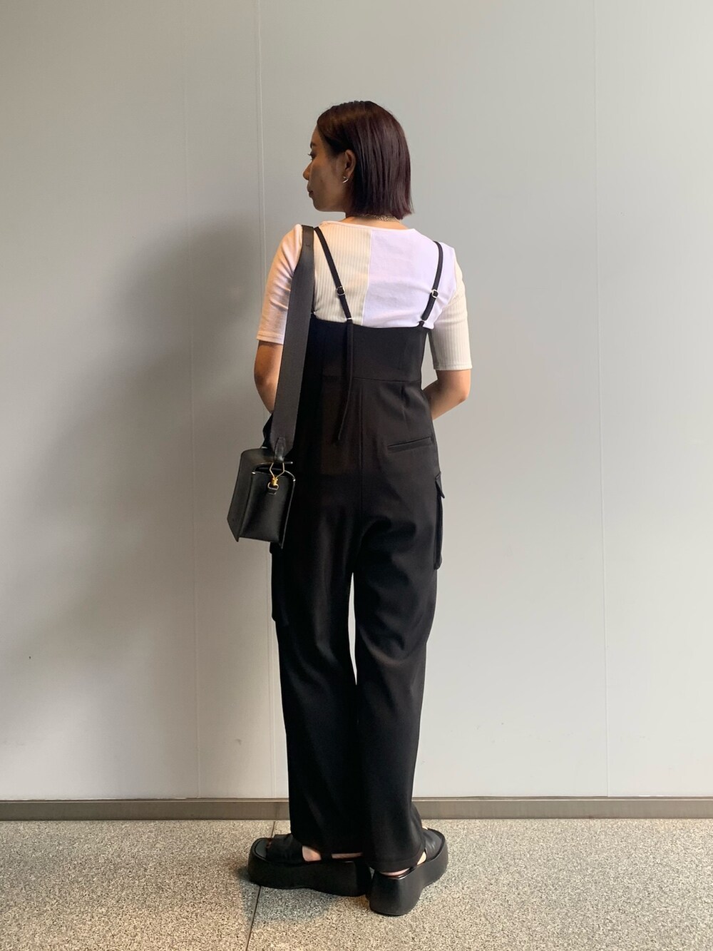 ホワイト系のTシャツ/カットソー、ブラック系のつなぎ/オールインワンを着用したレディースの夏コーディネートの4枚目の写真