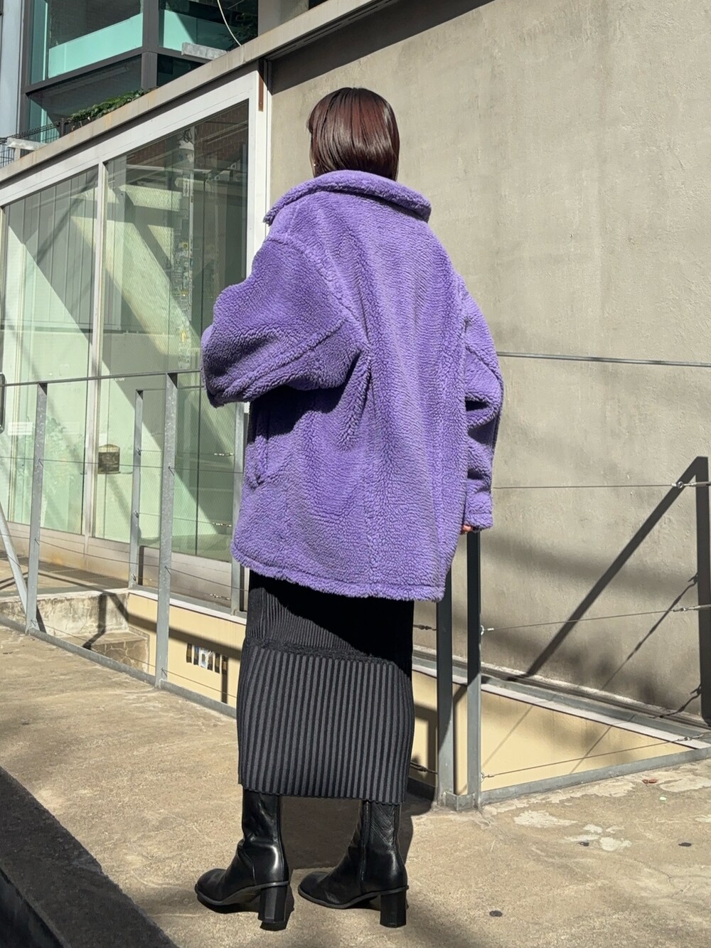 パープル系のその他アウター、ブラウン系のシャツ/ブラウス、ブラック系のワンピースを着用したレディースの秋コーディネートの3枚目の写真