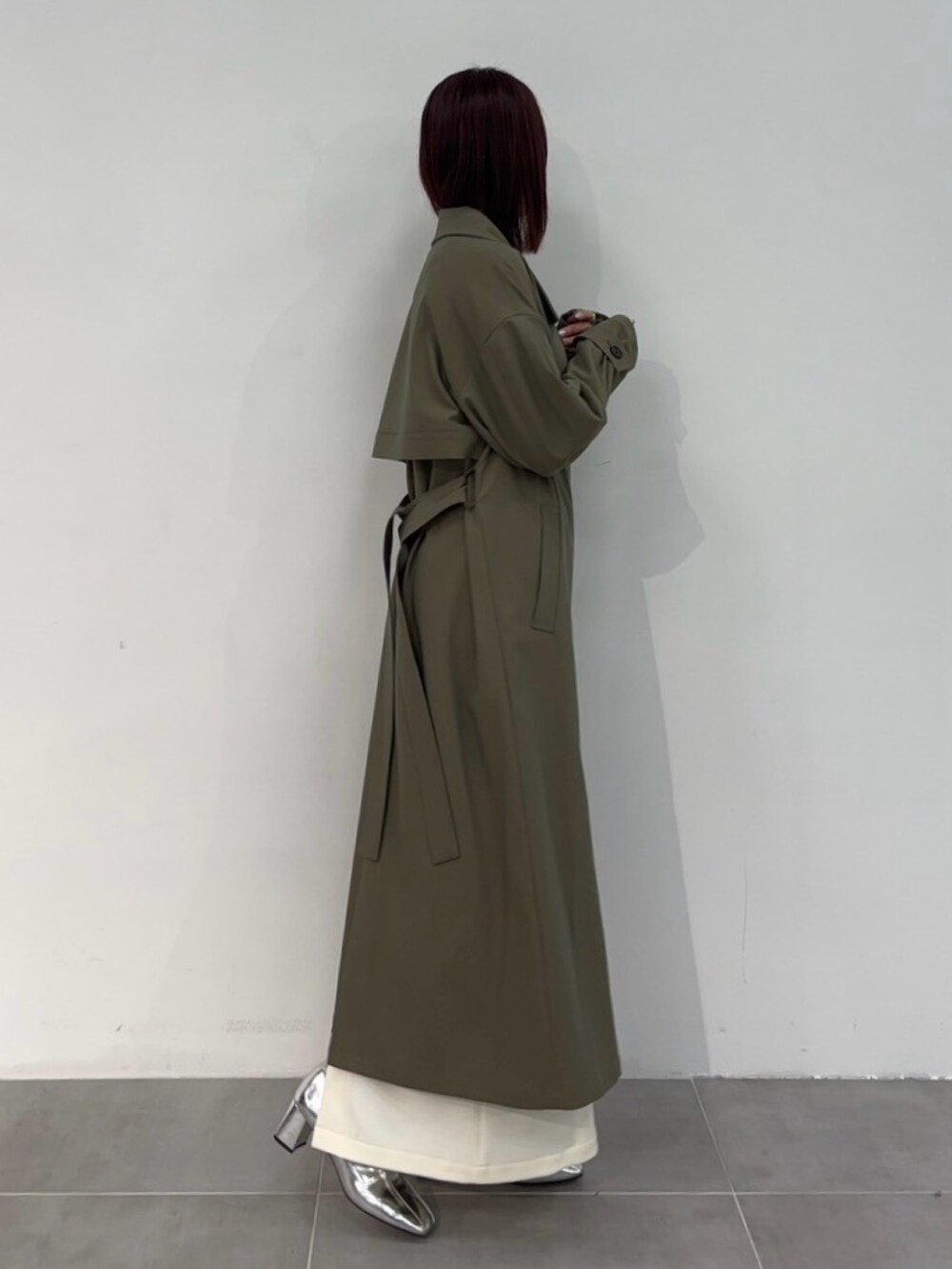 ブラウン系のトレンチコートを着用したレディースの冬コーディネートの4枚目の写真