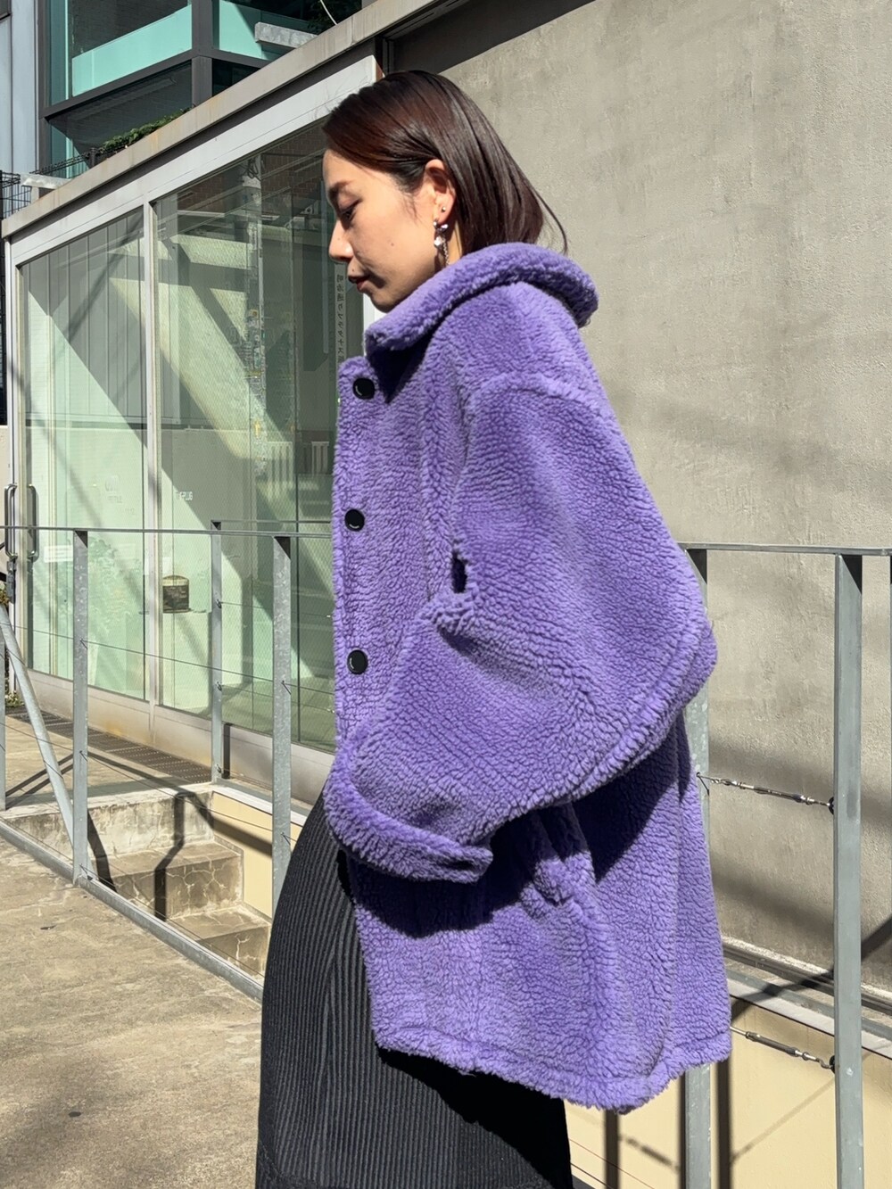 パープル系のその他アウター、ブラウン系のシャツ/ブラウス、ブラック系のワンピースを着用したレディースの秋コーディネートの5枚目の写真