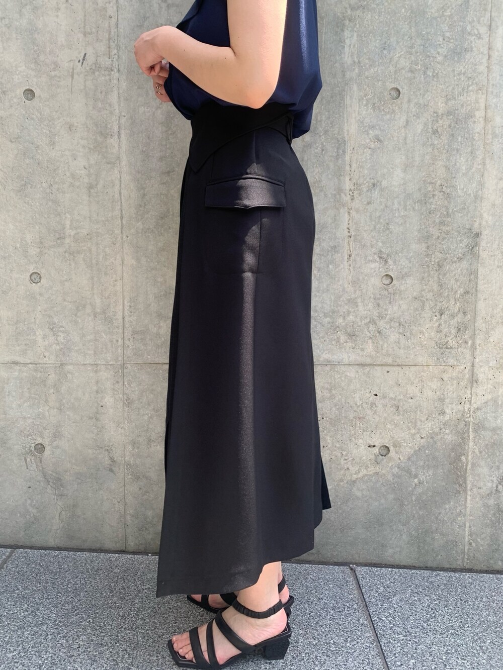 ブラック系のスカートを着用したレディースの春コーディネートの9枚目の写真