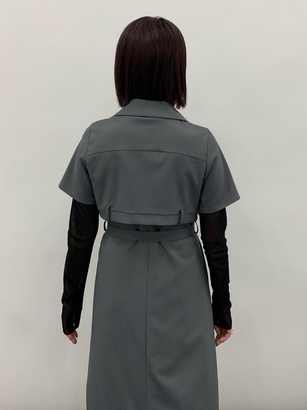 グレー系のワンピース、ブラック系のTシャツ/カットソー、ホワイト系のシューズを着用したレディースの秋コーディネートの6枚目の写真