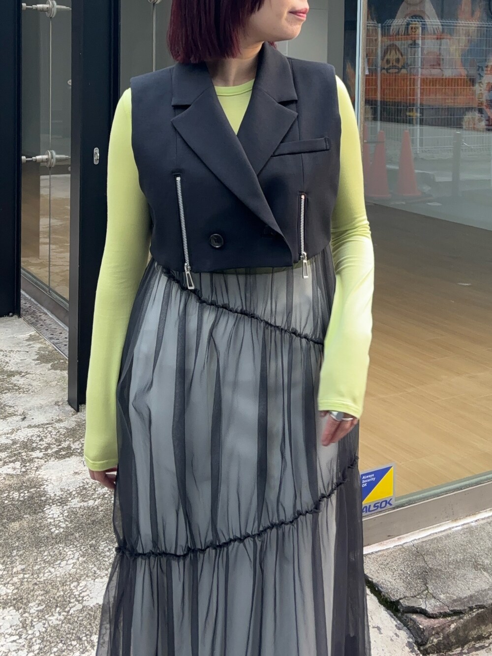 ブラック系のワンピース、グリーン系のTシャツ/カットソー、ホワイト系のスカートを着用したレディースの秋コーディネートの4枚目の写真