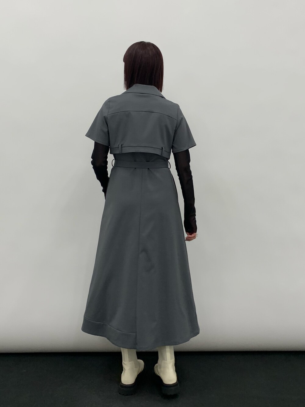 グレー系のワンピース、ブラック系のTシャツ/カットソー、ホワイト系のシューズを着用したレディースの秋コーディネートの3枚目の写真