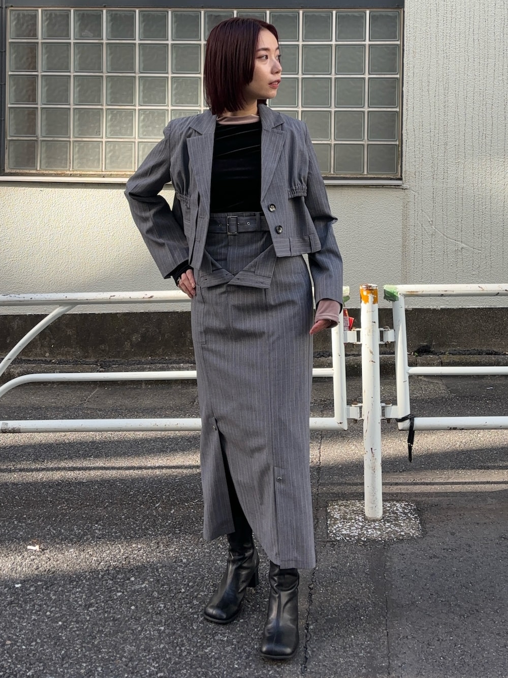 その他のテーラードジャケットを着用したレディースの秋コーディネートの2枚目の写真