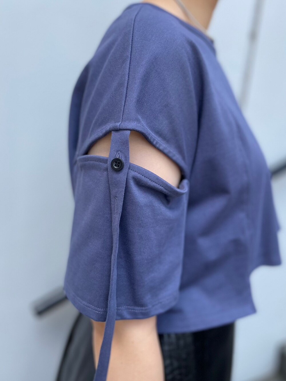 ブルー系のTシャツ/カットソー、ブラック系のスカート、ブラック系のその他シューズを着用したレディースの夏コーディネートの6枚目の写真