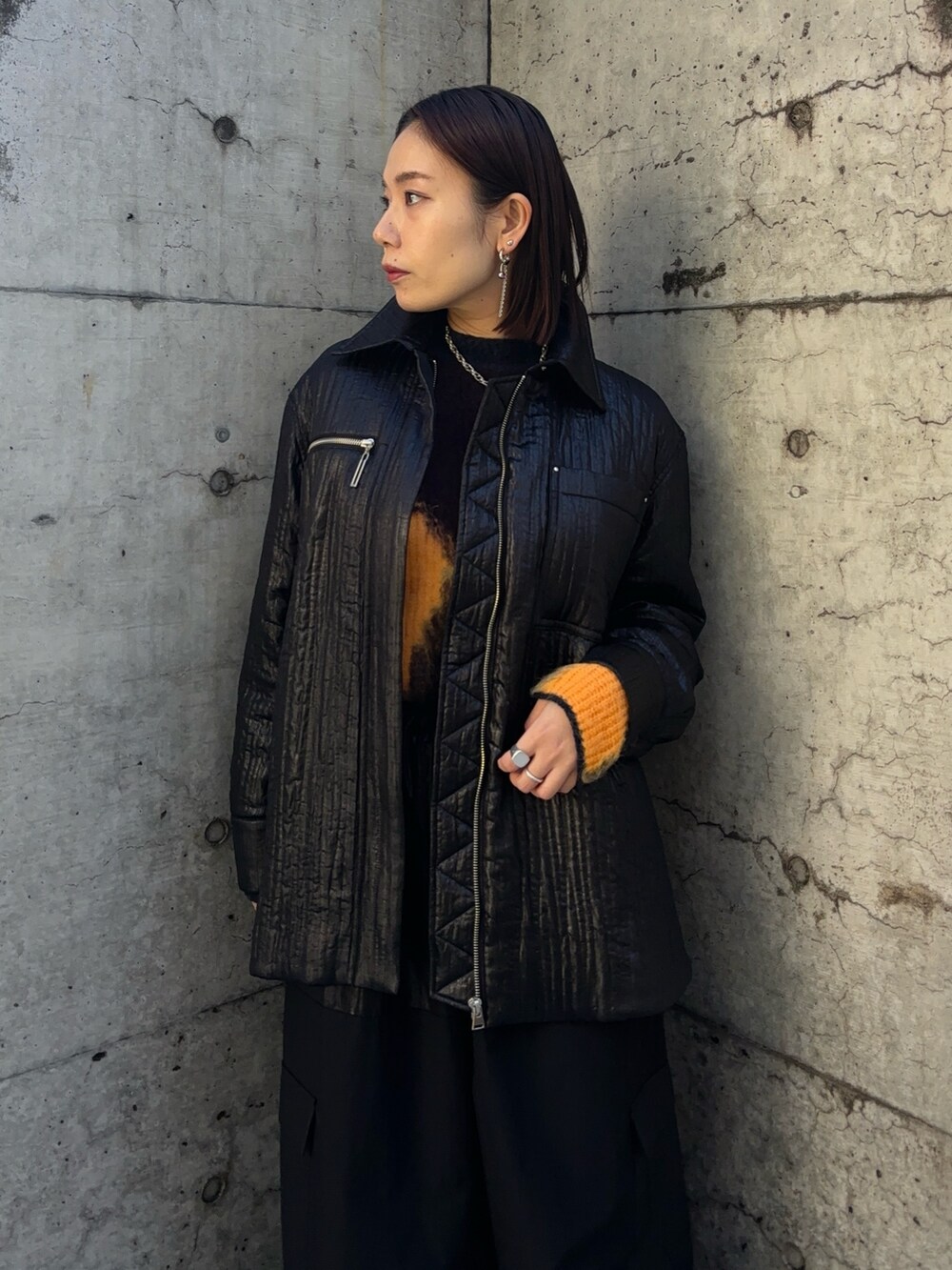 ブラック系のブルゾン、ブラック系のその他パンツを着用したレディースの秋コーディネートの3枚目の写真