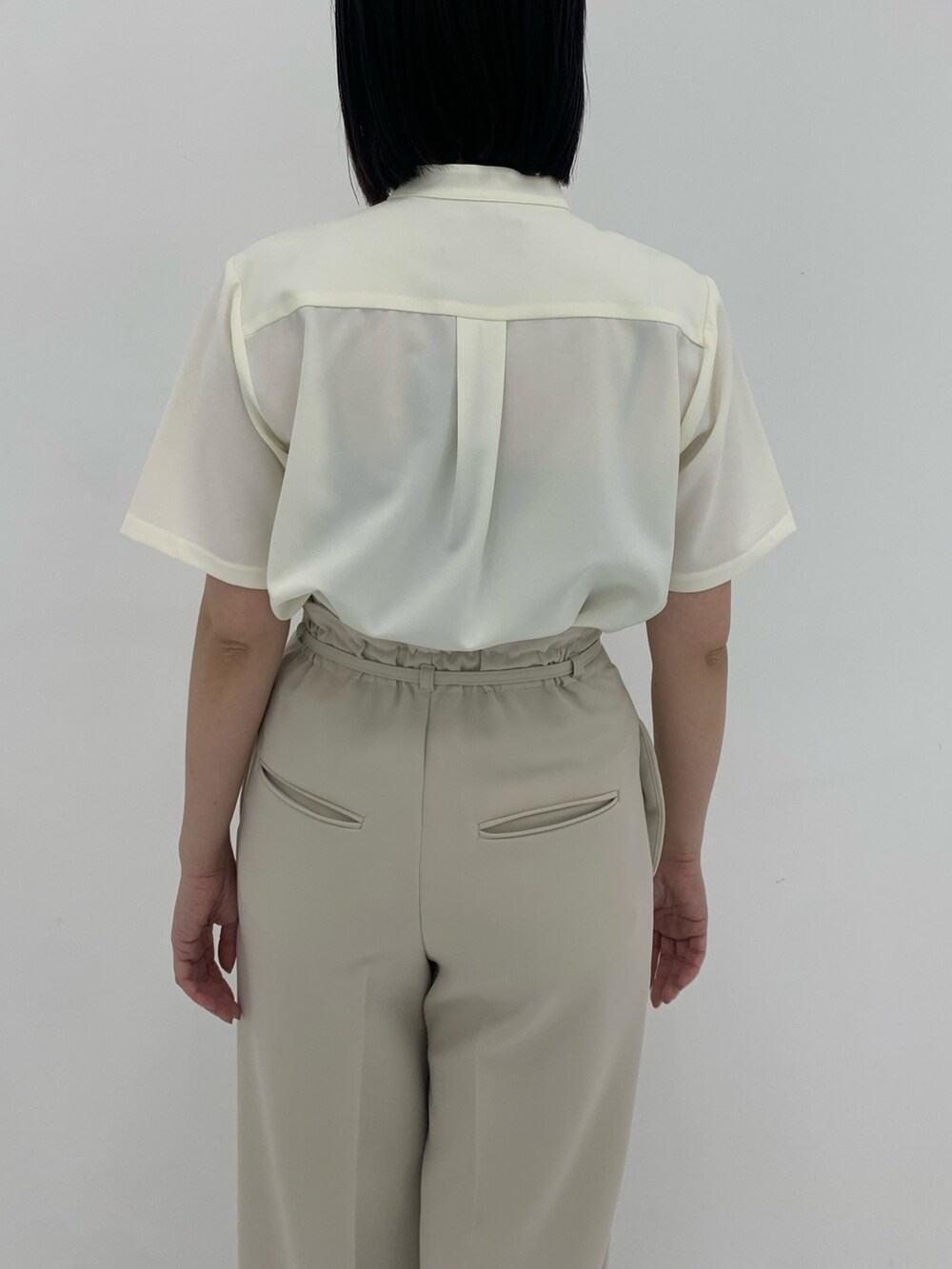 ホワイト系のシャツ/ブラウス、ホワイト系のその他パンツ、ブラック系のその他シューズを着用したレディースの春コーディネートの6枚目の写真