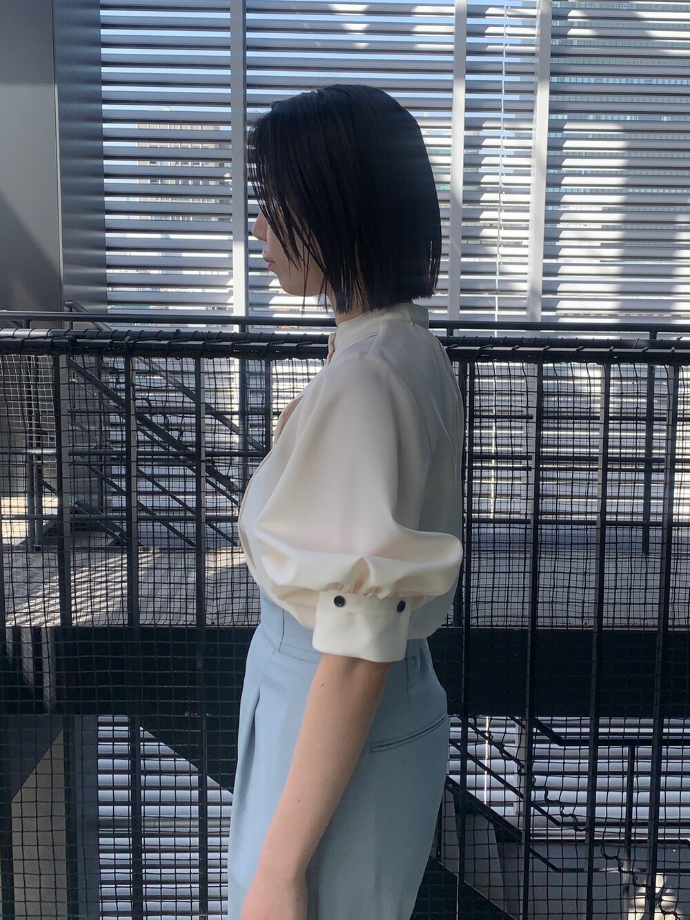 ホワイト系のシャツ/ブラウス、ブルー系のスラックス、ブラック系のその他シューズを着用したレディースの春コーディネートの5枚目の写真