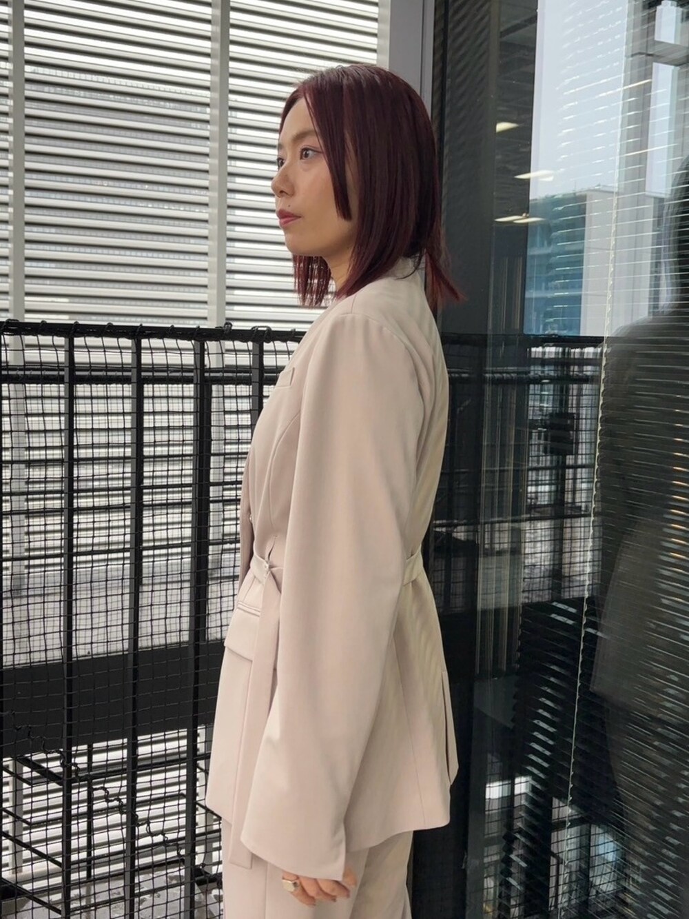 ブルー系のニット/セーター、ベージュ系のスラックス、ベージュ系のセットアップを着用したレディースの冬コーディネートの8枚目の写真