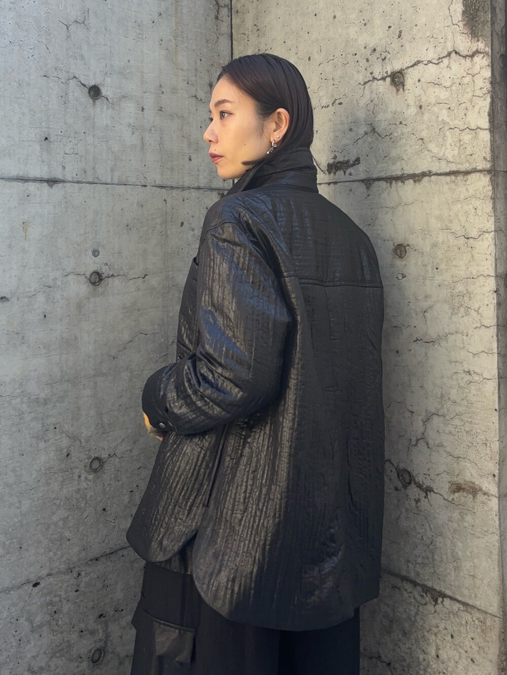 ブラック系のブルゾン、ブラック系のその他パンツを着用したレディースの秋コーディネートの4枚目の写真