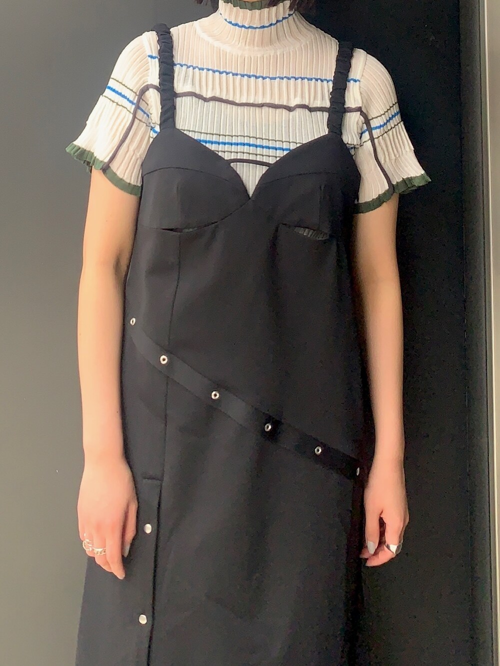 ブラック系のワンピース/ドレス、ベージュ系のニット/セーター、ブラック系のブーツを着用したレディースの春コーディネートの4枚目の写真