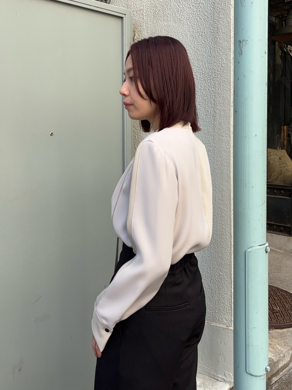 ベージュ系のシャツ/ブラウス、ブラック系のその他パンツを着用したレディースの冬コーディネートの5枚目の写真