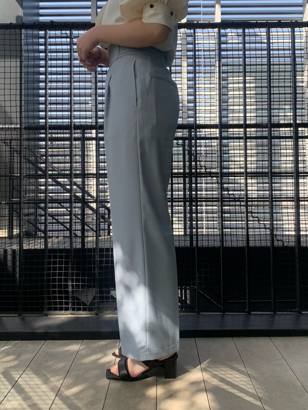 ホワイト系のシャツ/ブラウス、ブルー系のスラックス、ブラック系のその他シューズを着用したレディースの春コーディネートの8枚目の写真