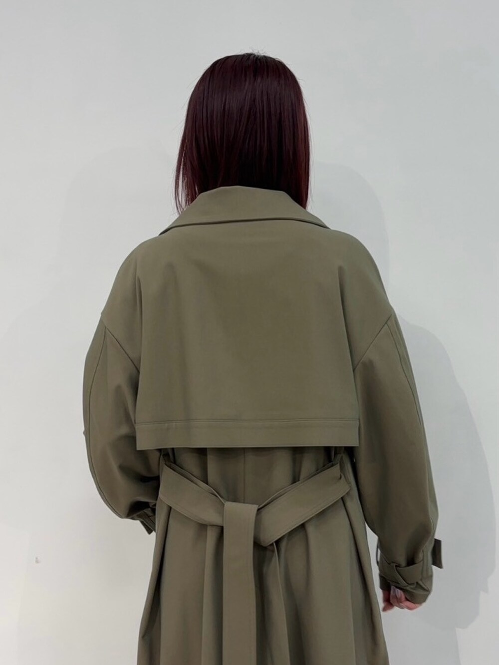 ブラウン系のトレンチコートを着用したレディースの冬コーディネートの7枚目の写真