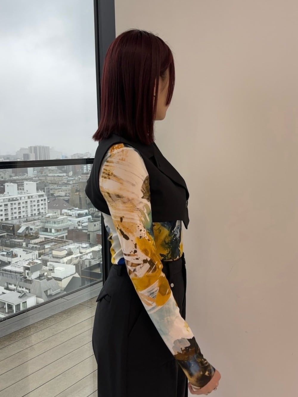 ブラック系のジャンパースカート、ブラック系のカーゴパンツ、イエロー系のTシャツ/カットソーを着用したレディースの冬コーディネートの8枚目の写真