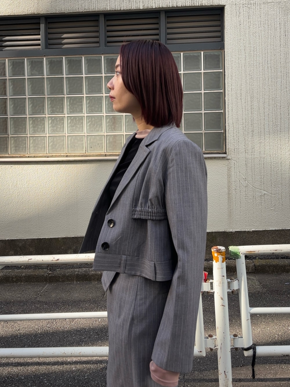 その他のテーラードジャケットを着用したレディースの秋コーディネートの6枚目の写真