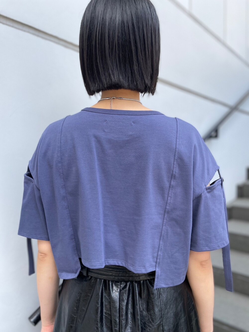 ブルー系のTシャツ/カットソー、ブラック系のスカート、ブラック系のその他シューズを着用したレディースの夏コーディネートの5枚目の写真