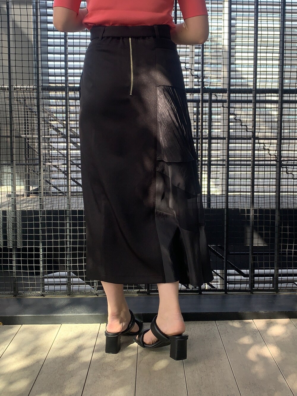 ピンク系のニット/セーター、ブラック系のスカート、ブラック系のその他シューズを着用したレディースの春コーディネートの8枚目の写真