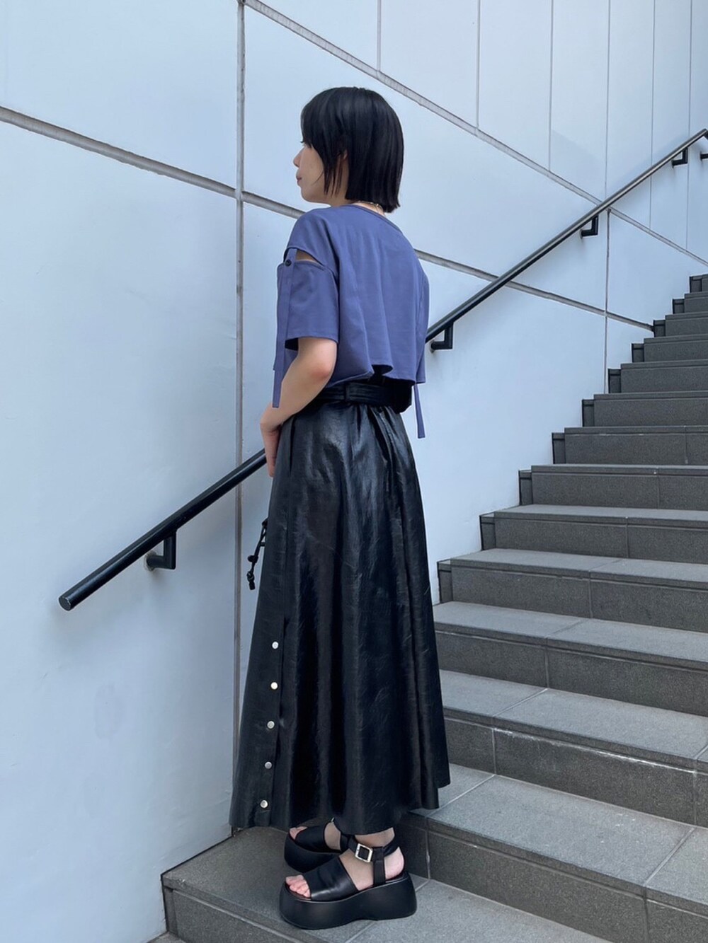 ブルー系のTシャツ/カットソー、ブラック系のスカート、ブラック系のその他シューズを着用したレディースの夏コーディネートの3枚目の写真