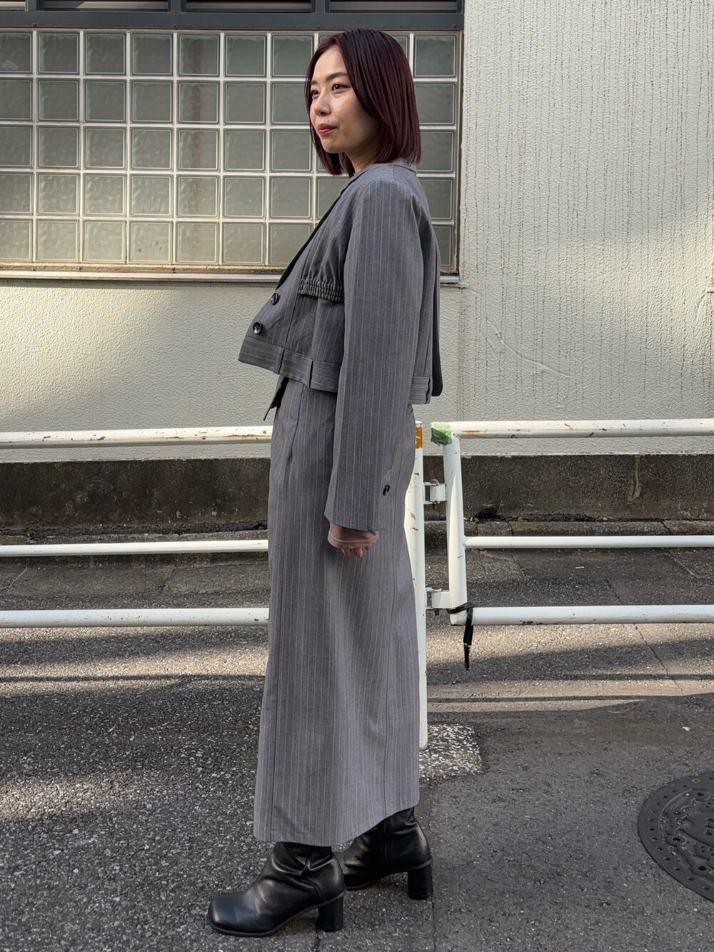 その他のテーラードジャケットを着用したレディースの秋コーディネートの3枚目の写真