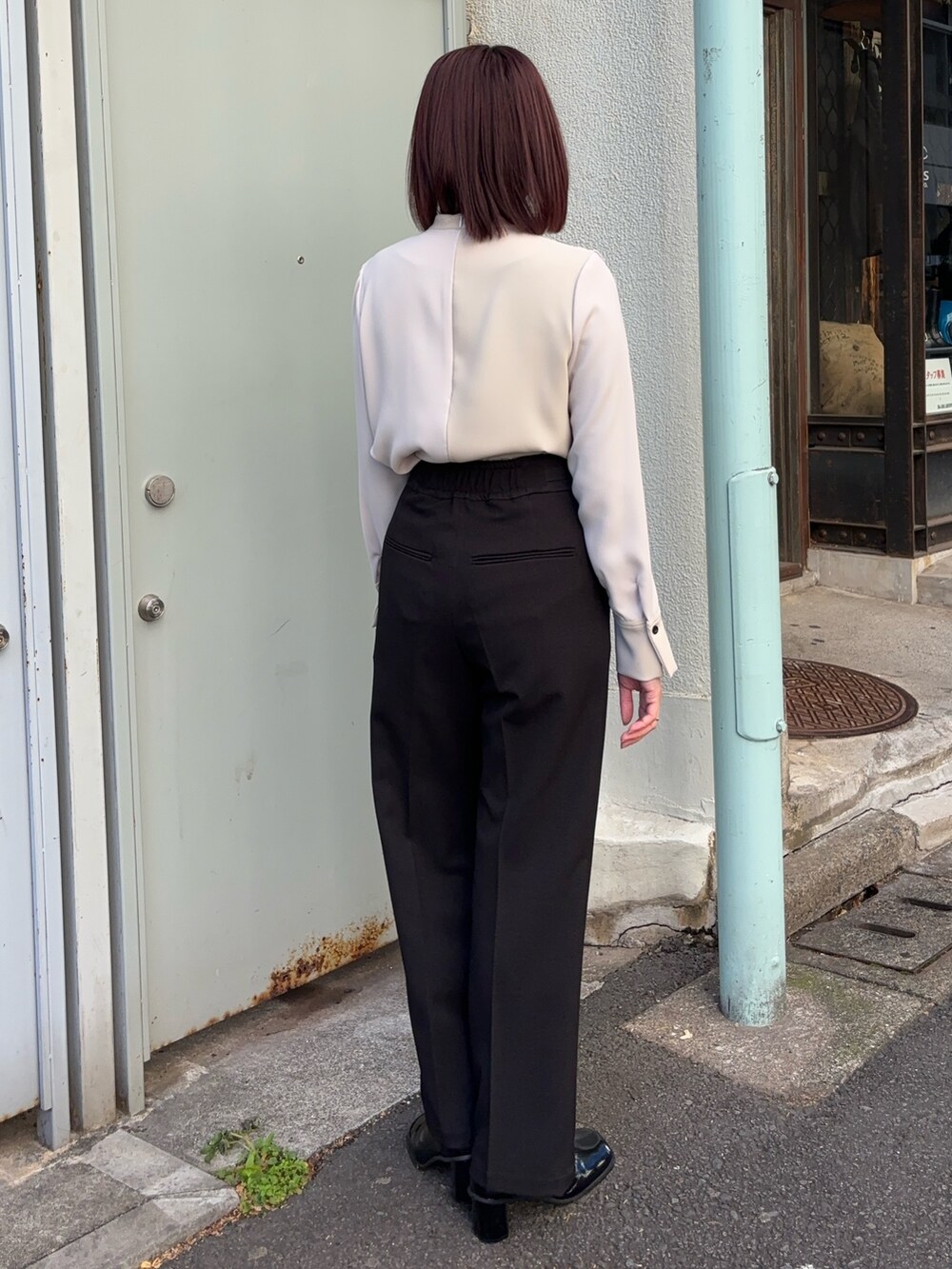 ベージュ系のシャツ/ブラウス、ブラック系のその他パンツを着用したレディースの冬コーディネートの3枚目の写真