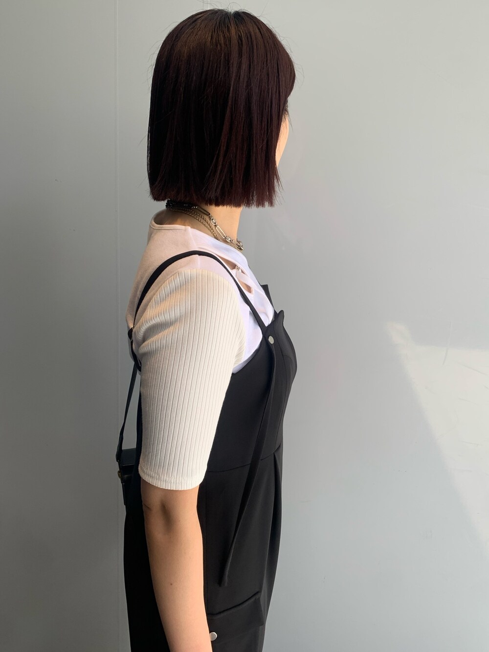 ホワイト系のTシャツ/カットソー、ブラック系のつなぎ/オールインワンを着用したレディースの夏コーディネートの8枚目の写真