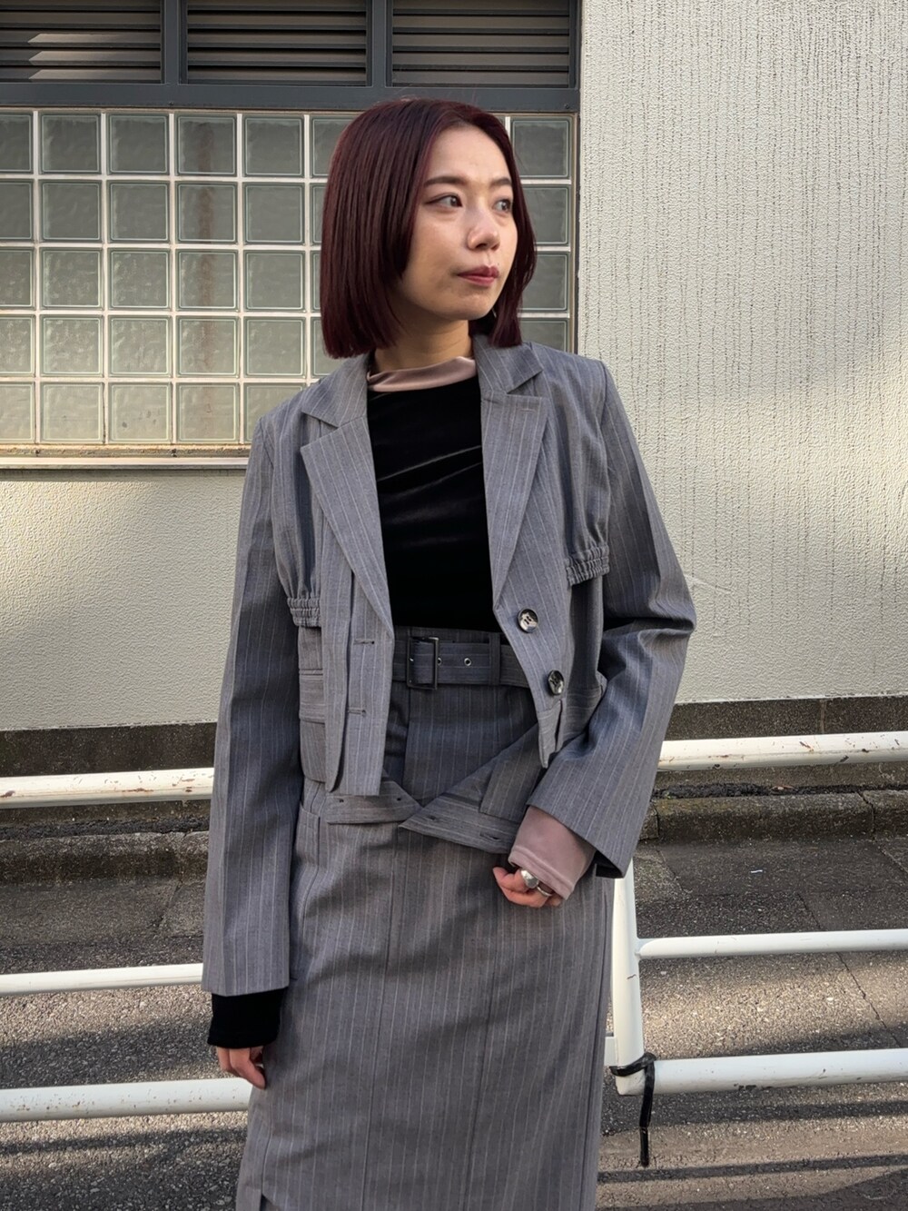 その他のテーラードジャケットを着用したレディースの秋コーディネートの5枚目の写真