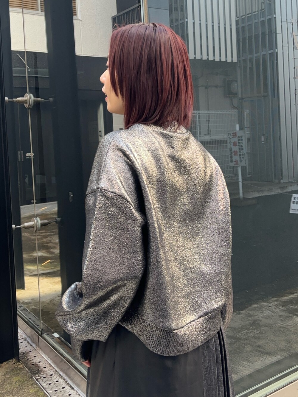 シルバー系のニット/セーター、ブラック系のスカートを着用したレディースの冬コーディネートの5枚目の写真