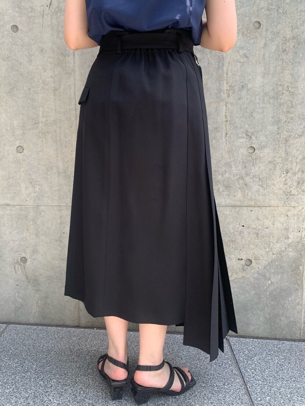 ブラック系のスカートを着用したレディースの春コーディネートの10枚目の写真