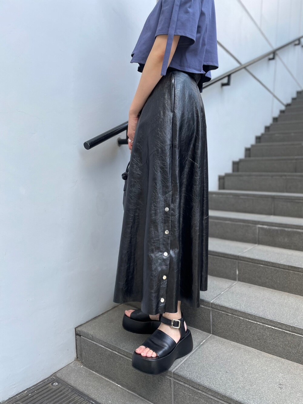 ブルー系のTシャツ/カットソー、ブラック系のスカート、ブラック系のその他シューズを着用したレディースの夏コーディネートの8枚目の写真