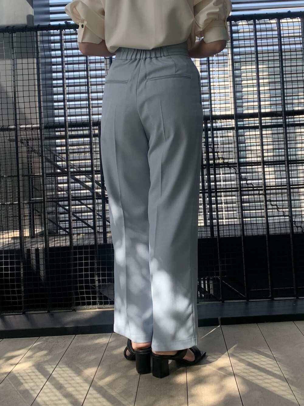 ホワイト系のシャツ/ブラウス、ブルー系のスラックス、ブラック系のその他シューズを着用したレディースの春コーディネートの9枚目の写真