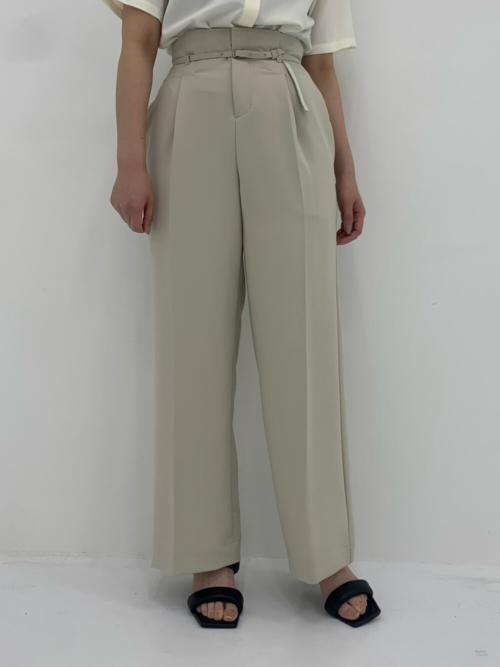 ホワイト系のシャツ/ブラウス、ホワイト系のその他パンツ、ブラック系のその他シューズを着用したレディースの春コーディネートの7枚目の写真