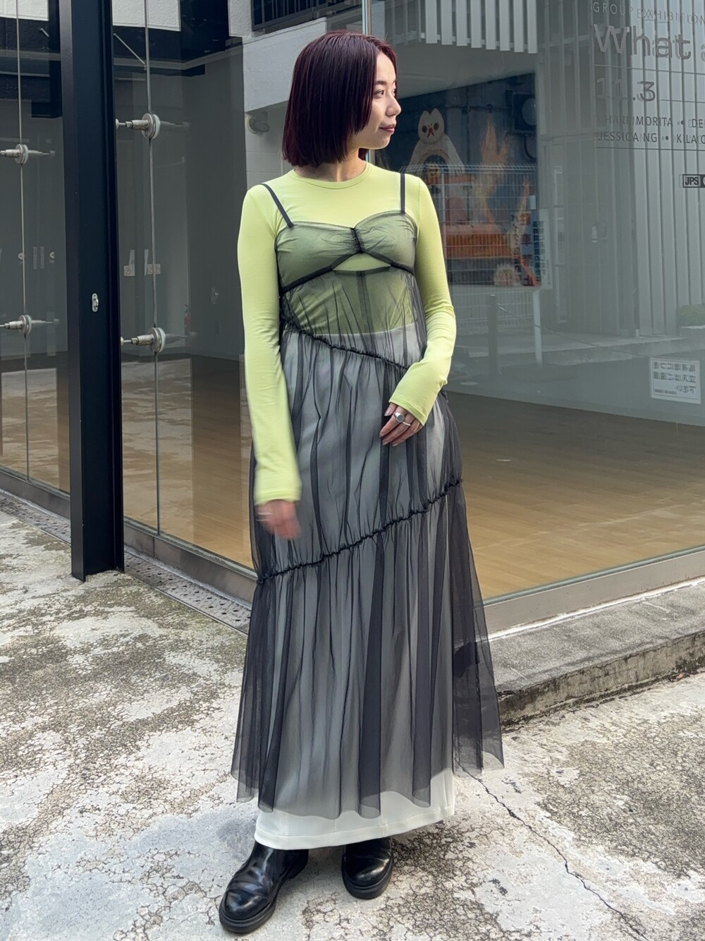 ブラック系のワンピース、グリーン系のTシャツ/カットソー、ホワイト系のスカートを着用したレディースの秋コーディネートの7枚目の写真