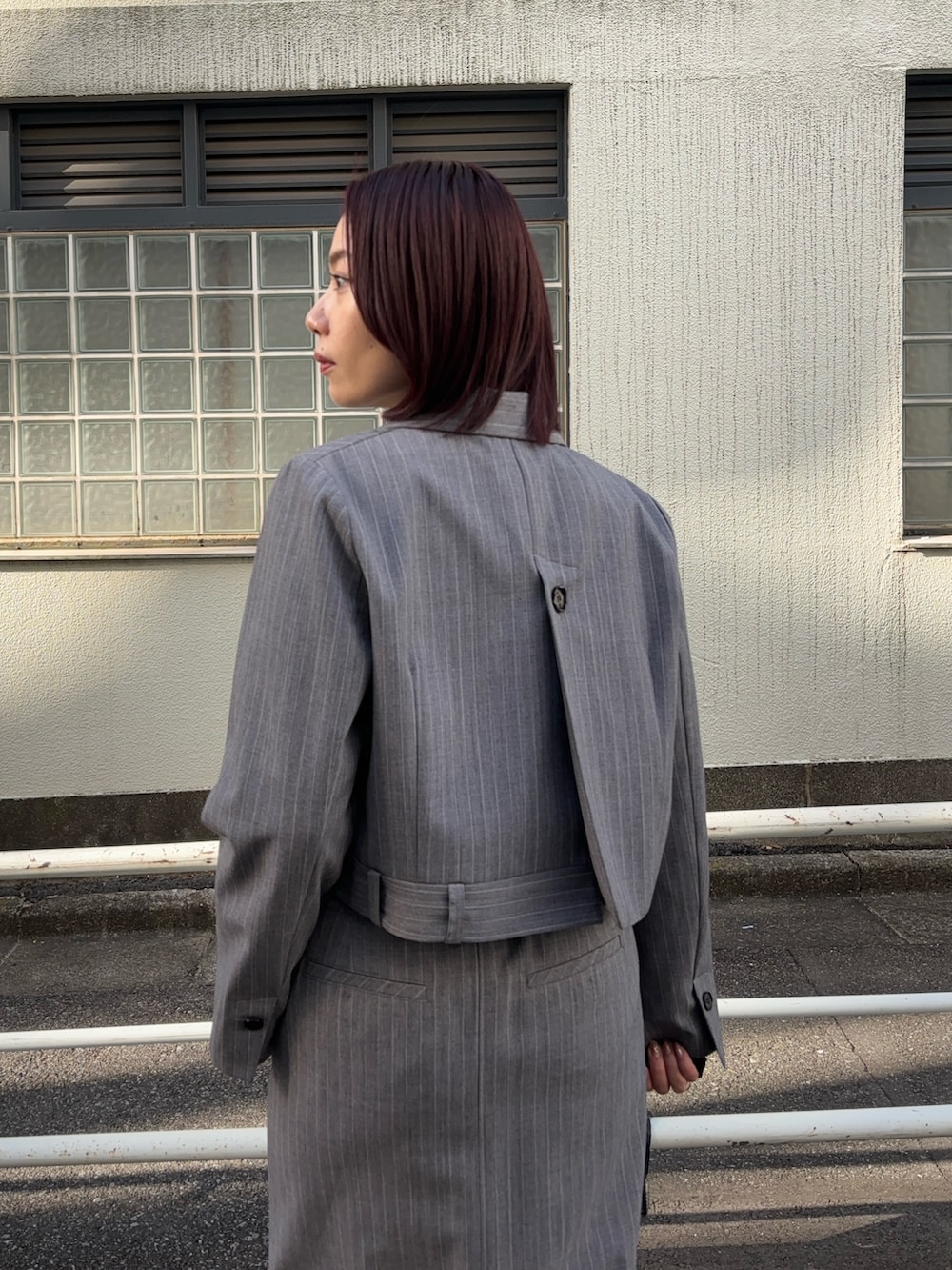 その他のテーラードジャケットを着用したレディースの秋コーディネートの7枚目の写真