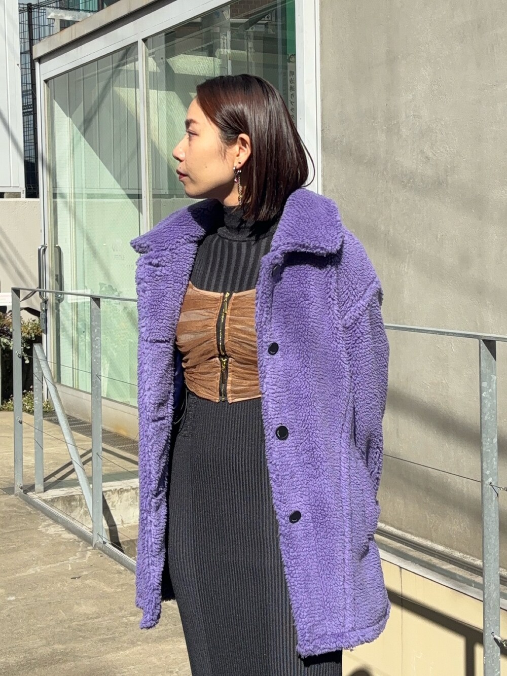 パープル系のその他アウター、ブラウン系のシャツ/ブラウス、ブラック系のワンピースを着用したレディースの秋コーディネートの4枚目の写真